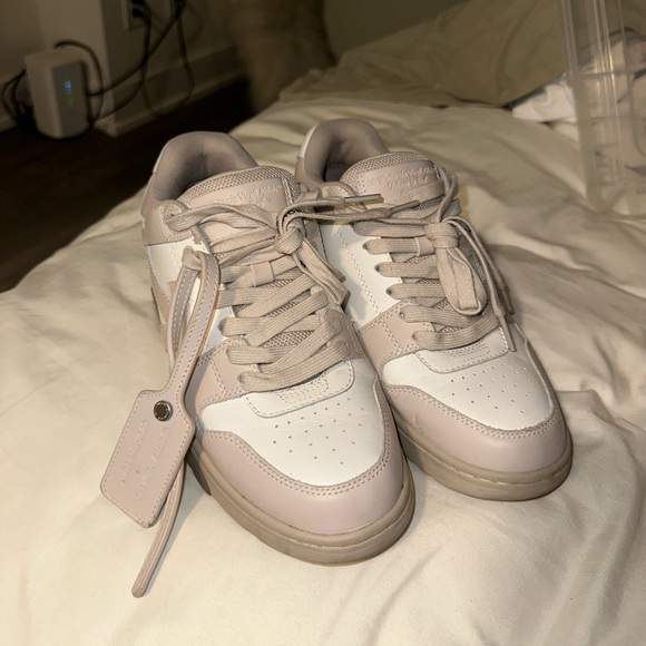 Off-white sneakers - Picture 2 of 5
